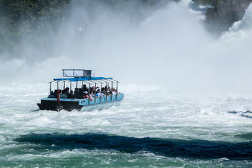 Ausflugsschiff vor einem Wasserfall