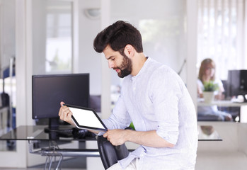 Naklejka premium Young businessman with digital tablet