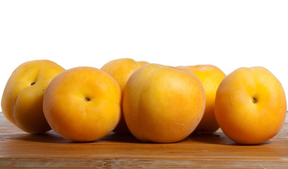 Aprikosen auf der Bambusplatte