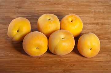 Aprikosen auf der Bambusplatte