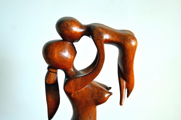 madre con bambino. scultura in legno