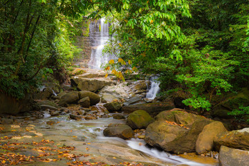 Obraz premium Waterfall and stream in the rainforest of Borneo