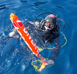 Plongeur sous-marin à la surface © Gamut