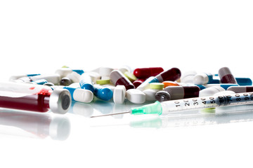 Tabletten, Spritze und Ampulle