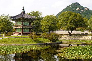 Fototapeta premium Gyeongbok Palace pagoda Seoul south korea famous historical building photo lake and mountain