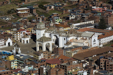 コパカバーナ大聖堂とコパカバーナの町並み