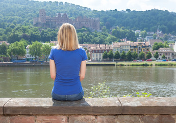 Fototapeta na wymiar Junge Frau am Neckarufer in Heidelberg