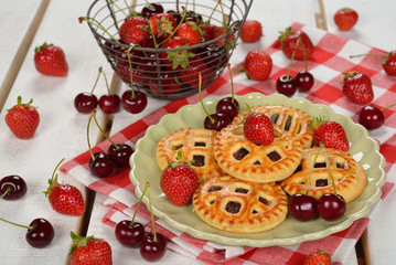 Mini pies with strawberry and cherry