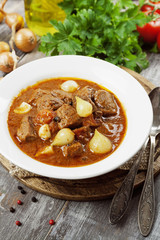 Stewed beef with onions and tomatoes, stifado