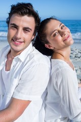 Obraz premium Happy couple doing yoga beside the water