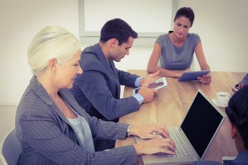 Obraz premium Business people in meeting with new technologies