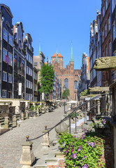 Gdańsk, stare miasto - ulica Mariacka, na wprost Bazylika Mariacka z wieżą dzwonnicy, na której jest punkt widokowy na Gdańsk, odwiedzany przez wszystkie wycieczki
