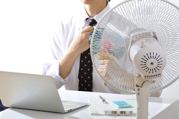 暑いオフィスで働く男性