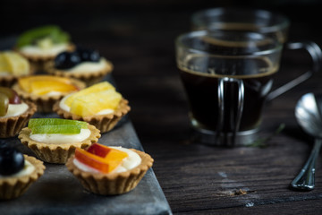 Fresh fruits mini tartlets served with coffee