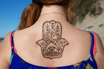 henna tattoo mehendy painted on back hamsa