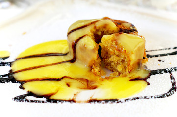 Apple and cinnamon cake with zabaglione sauce 