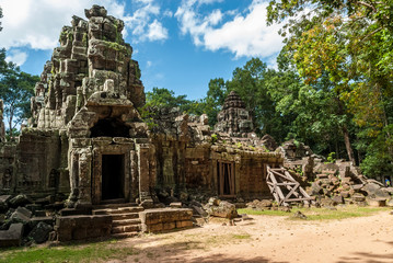 Naklejka premium sight of a gopura in ruins in the archaeological ta som place in siam reap cambodia