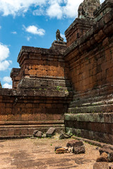 Fototapeta premium sight of the frames of laterite of the cental pyramid and statue of vigilant lion in the archaeological pre rup place in siam reap, cambodia