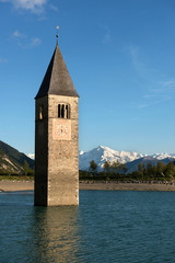Kirchturm von Alt-Graun im Reschensee mit Ortler Bergmassiv, Vinschgau-Südtirol, Italien