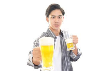 ビールを楽しむ男性