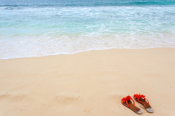 sandales sur plage des Seychelles