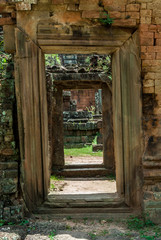 Fototapeta na wymiar gopura of entry to the archaeological place of pre rup in siam reap, cambodia
