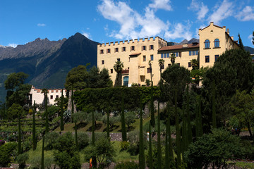 Fototapeta na wymiar Garten und Schloss Trauttmansdorff, Meran, Südtirol, Italien