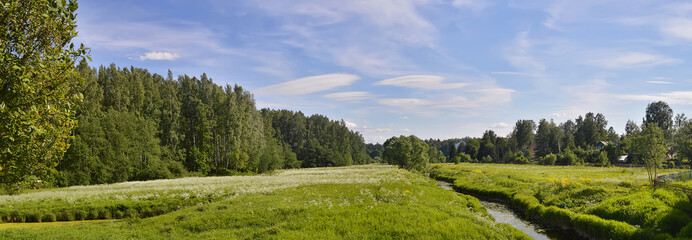 Пригородный летний пейзаж с речкой.Панорама.