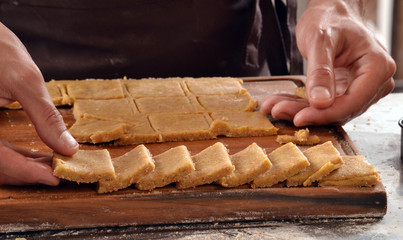 Cocinero preparando masa para molde de biscocho,galleta.