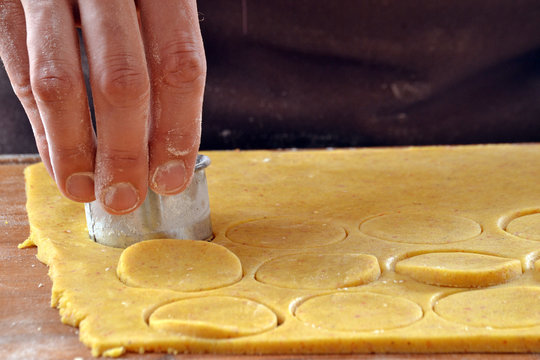 Cocinero preparando masa para molde de biscocho,galleta.