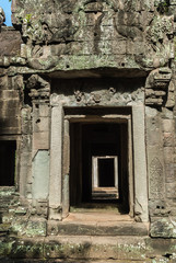 Fototapeta na wymiar door of the prasat of the temple thommanon in siam reap, cambodia