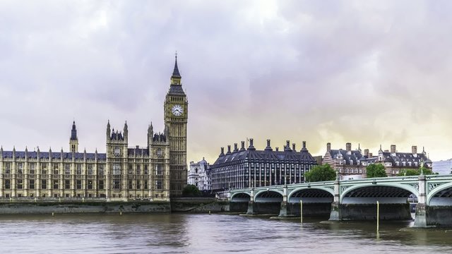 Time lapse view of the House of Parliament and the Big Ben in London with street traffic on Westminster bridge and boats on the river Thames