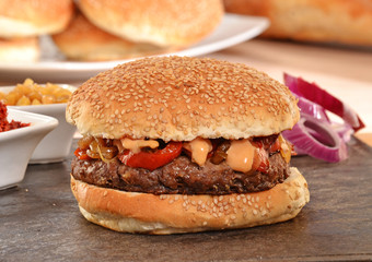 Hamburgesa e ingredientes en plancha.