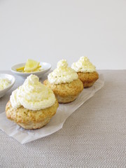 Zitronen-Cupcake mit Cremehäubchen