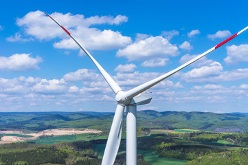 Drohnenfoto einer Windkraftanlage im Harz