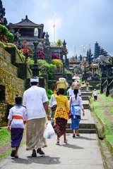 Tuinposter Indonesië Balinese people walk in traditional dress in Pura Besakih