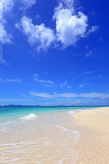 美しい沖縄のビーチと夏空