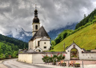 Fototapeta na wymiar Alpine church