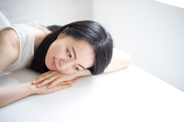 Obraz premium 考える女性