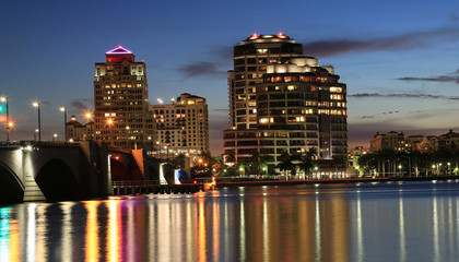 Naklejka premium Downtown West Palm Beach at night