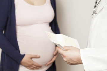Arzt hält Schwangeren Krankschreibung hin