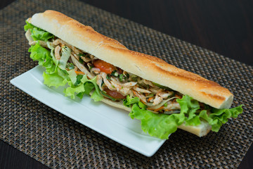 sandwich au poulet et légumes