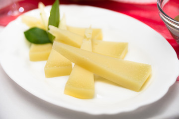 Vassoio di pecorino a fette, Sardinian Cheese