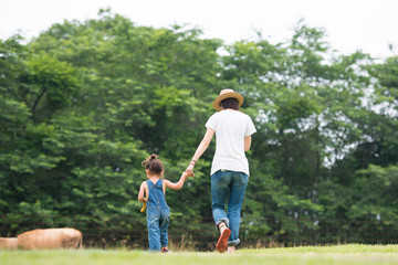 Fototapeta premium 公園で遊ぶ親子