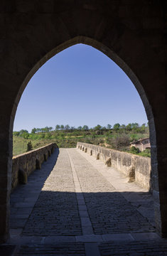 Arco de ojiva a contraluz en puente medieval