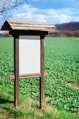 Hinweistafel, leer, in Natur