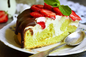 Cake with sour cream and strawberry.