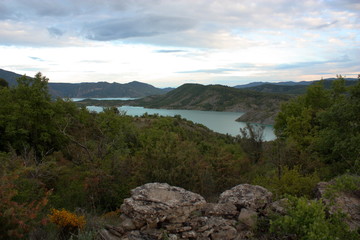 Fototapeta na wymiar Vista del Embalse de Mediano, Huesca