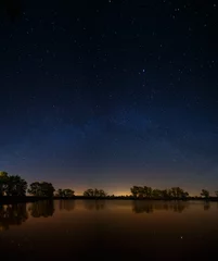 Deurstickers Glad oppervlak van bosmeer op een achtergrond van de nachtelijke hemel © lexuss