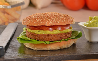 Hamburgesa e ingredientes en plancha.